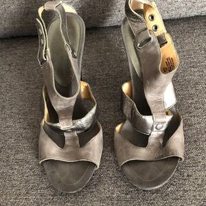 Nine West Leather upper Metallic Gray heel Sandals